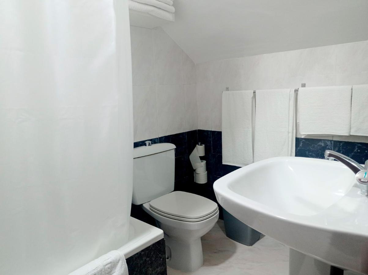 Hostal Lady Ana Maria Collado Villalba Chambre photo