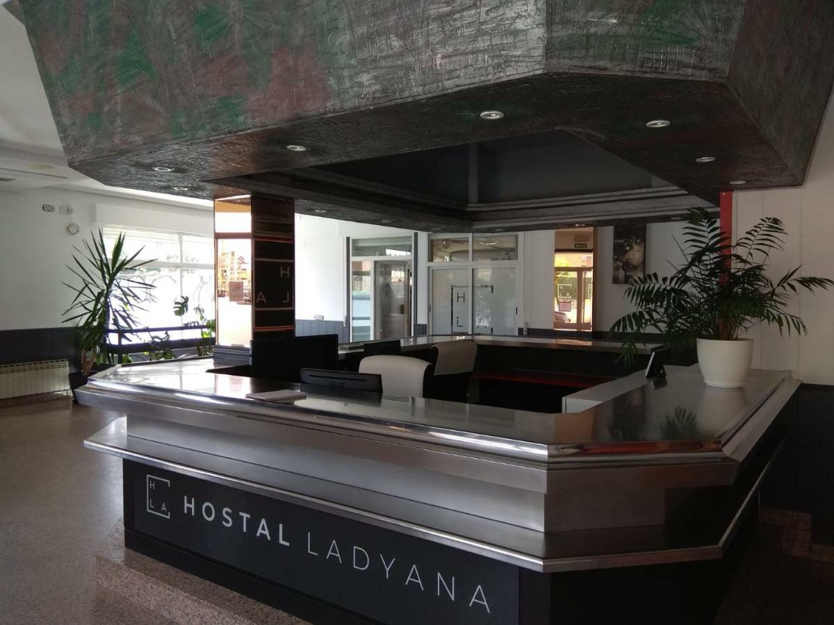 Hostal Lady Ana Maria Collado Villalba Extérieur photo